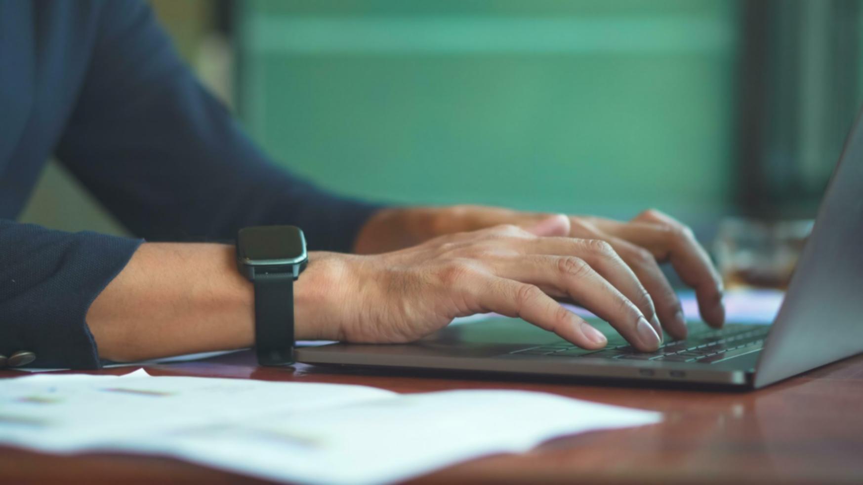 Personne travaillant sur son budget personnel avec des graphiques financiers
